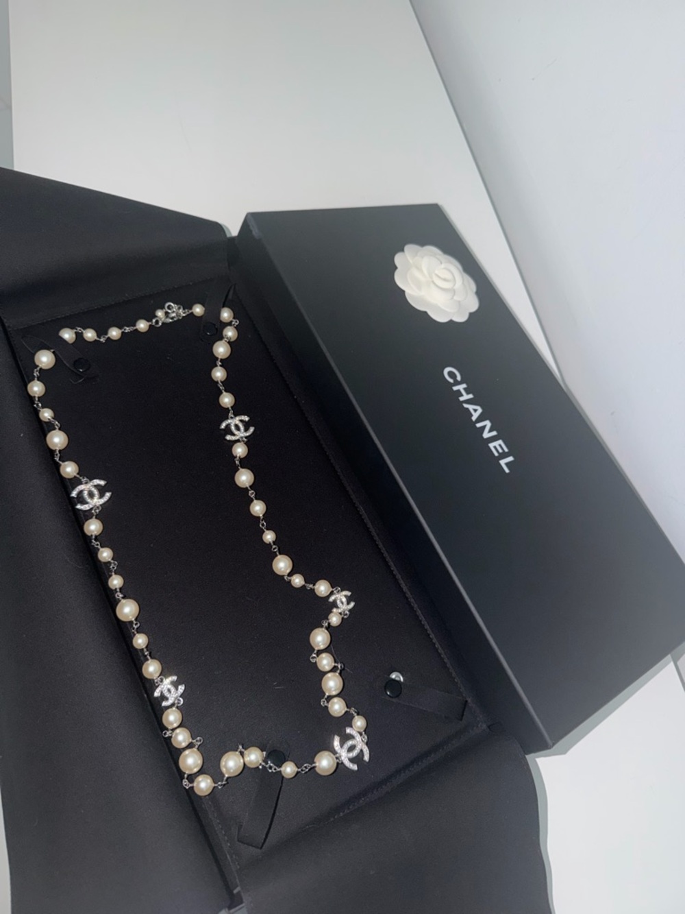 CHANEL Pearl Station Necklace with Silver CC Logos - White Pearls - Picture 3 of 4